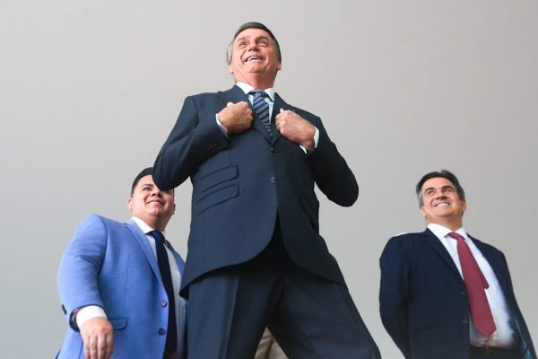 Após encontro com prefeito, Bolsonaro fala com a imprensa no Palácio do Planalto. Na foto, ele sorri e aponta para si mesmo ao lado do ministro Ciro Nogueira - Metrópoles