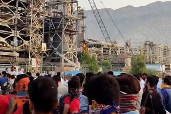 Funcionários de refinaria aderem a protestos contra repressão no Irã