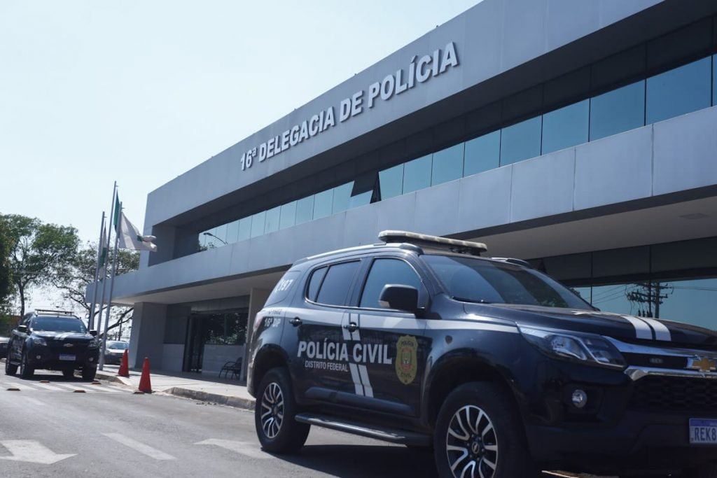 carro da policia civil proximo a 16 DP em Planaltina