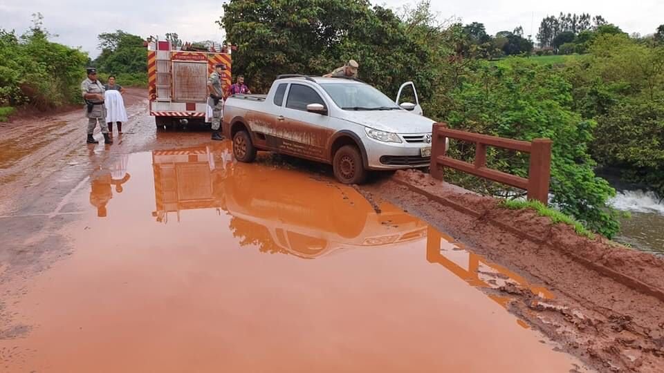 Após ultrapassagem, carro bate contra cavalo e mata passageira em Goiás