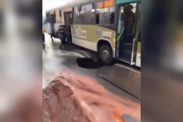 Vídeo. Após rompimento de adutora, ônibus é engolido por cratera em GO