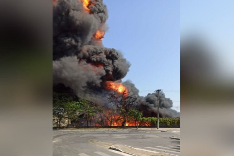 Bombeiros apagam incêndio em esteira de metalúrgica, em Conselheiro Lafaiete, Minas Gerais