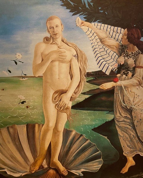 Paródia douadro O Nascimento de Vênus, de Sandro Botticelli, um dos mais famosos do movimento renascentista europeu. O estilista Jean Paul Gaultier está no lugar da deusa grega