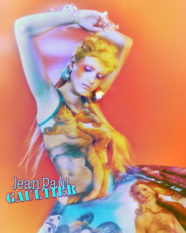 Campanha de divulgação da marca Jean Paul Gaultier, onde uma modelo branca, jovem e com uma peruca de cabelos lisos amarelos aparece com peças em homenagem ao quadro O Nascimento de Vênus, de Sandro Botticelli