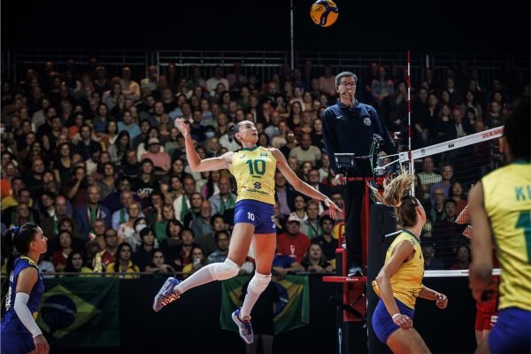 Vôlei feminino: Brasil derrota o Japão no tie-break e garante vaga