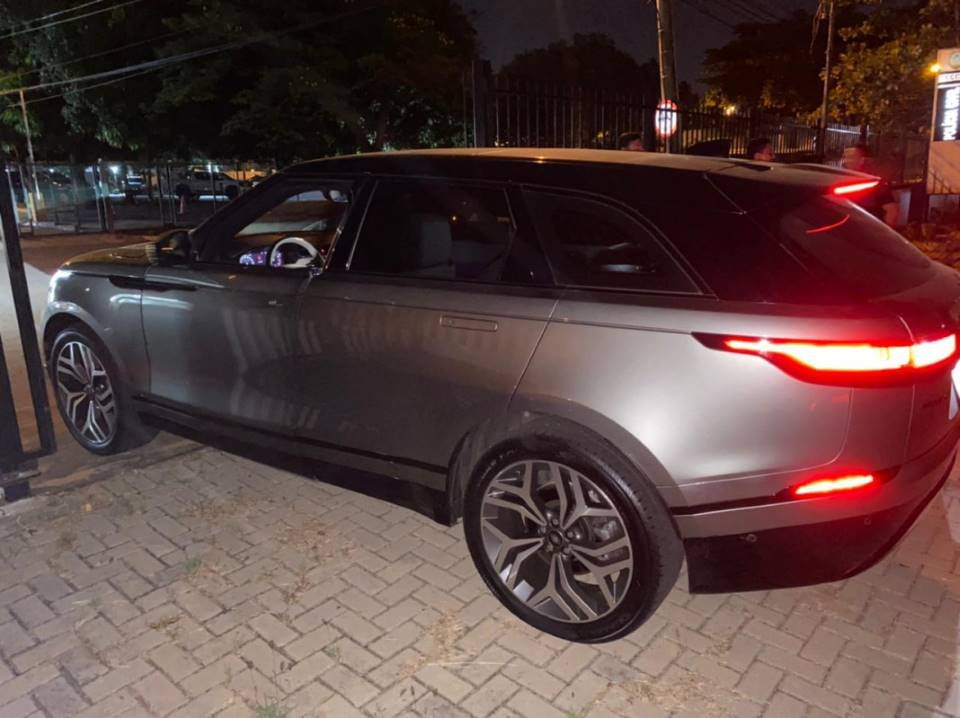 FOTO COLORIDA DE CARRO PRATEADO