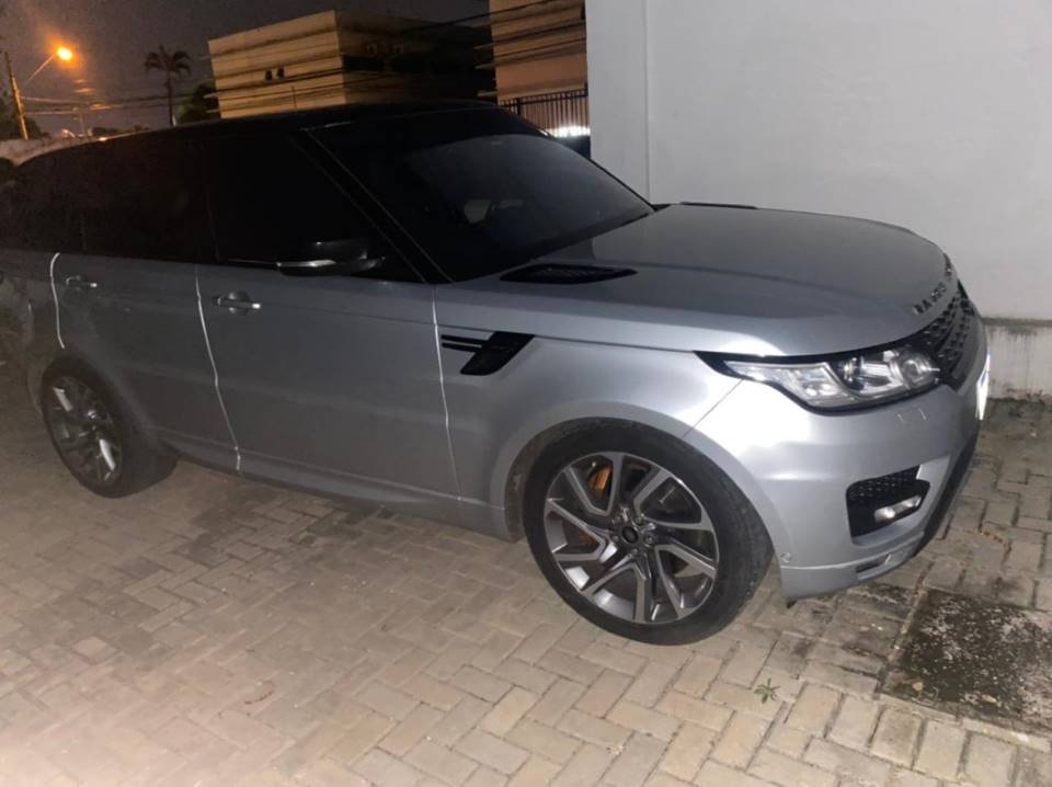 FOTO COLORIDA DE CARRO PRATEADO