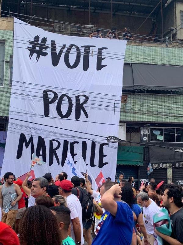 Faixa em homenagem a Marielle Franco durante ato de Lula no Complexo do Alemão