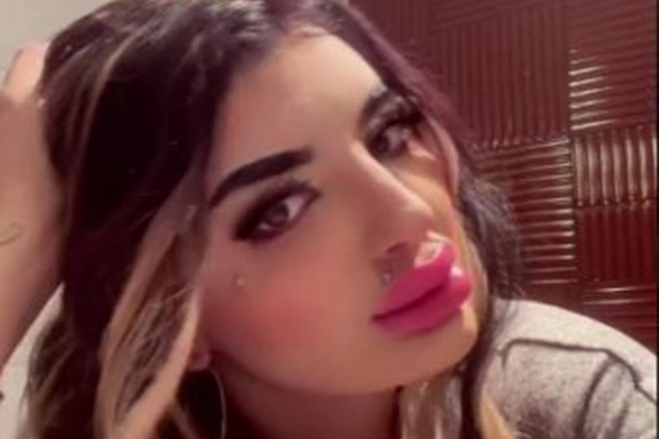 foto colorida do rosto de uma mulher