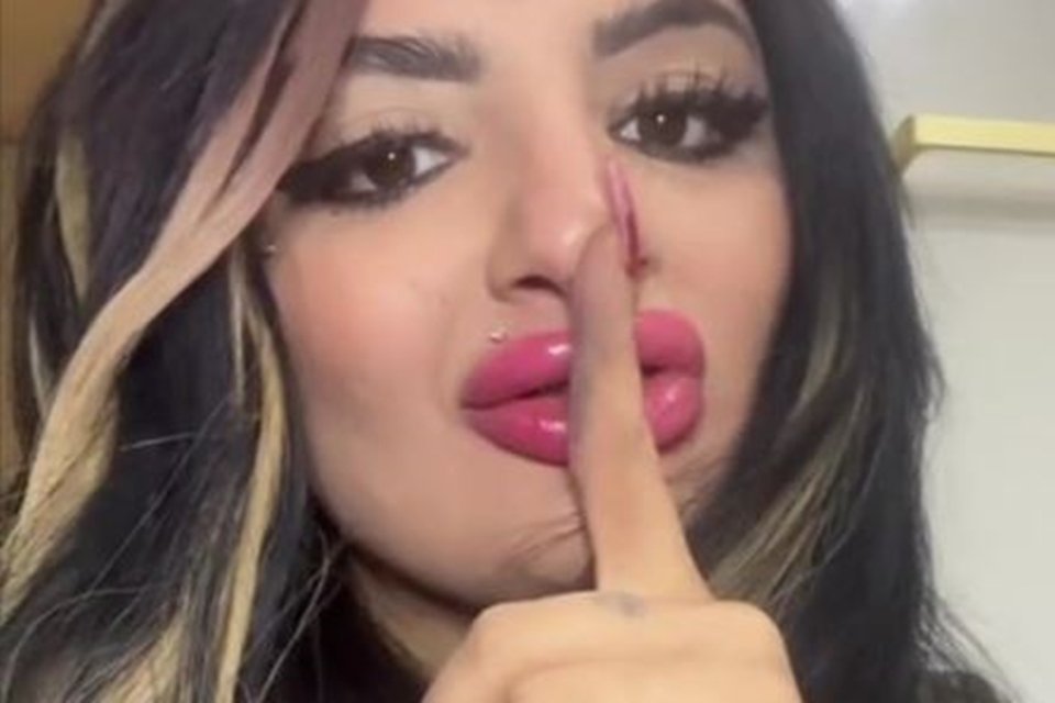 foto colorida do rosto de uma mulher
