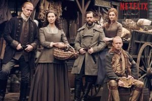 Elenco da séria da Netflix "Outlander" em foto promocional - Metrópoles