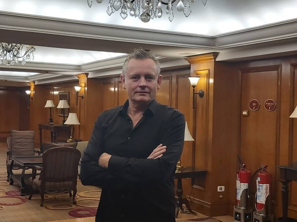 Stephan Elliott diz que Papa Francisco mudará visão cristã sobre gays
