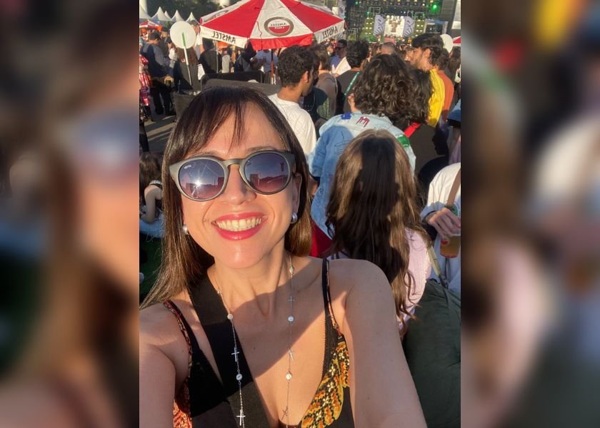 foto colorida de mulher morena de óculos de sol