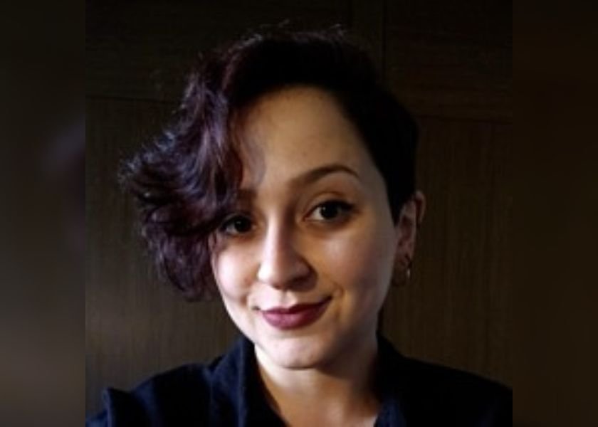 foto colorida de mulher morena de cabelo curto