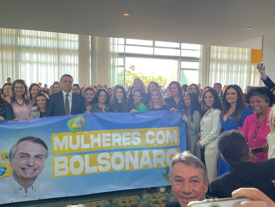 Bolsonaro tira foto em evento intitulado
