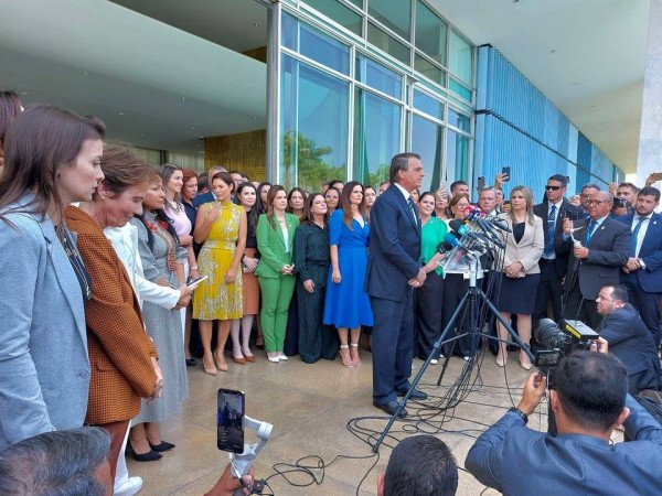 Bolsonaro discursa na frente do Palácio do Planalto na presença de mulheres que apoiam sua candidatura à reeleição - Metrópoles