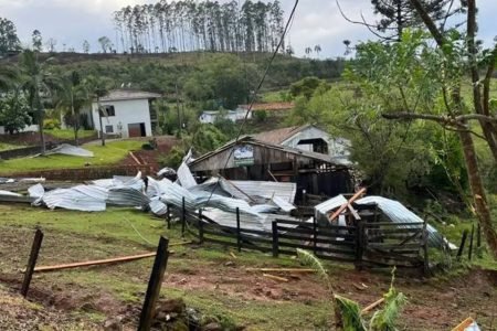 Casa destruida por conta de ventania e tornado no oeste de Santa Catarina - Metrópoles
