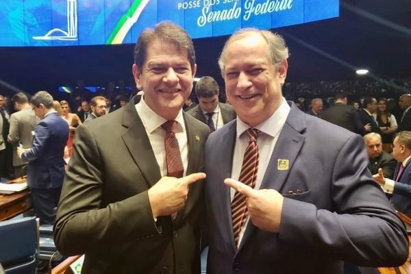Os irmãos Cid e Ciro Gomes, respectivamente senador e ex-governador pelo Ceará, sorriem para foto na posse de Cid no plenário do Senado - Metrópoles