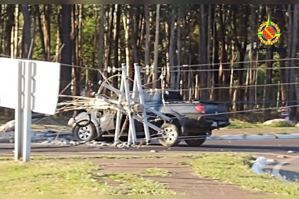 VÍDEO: Ladrão só para após polícia capotar seu veículo