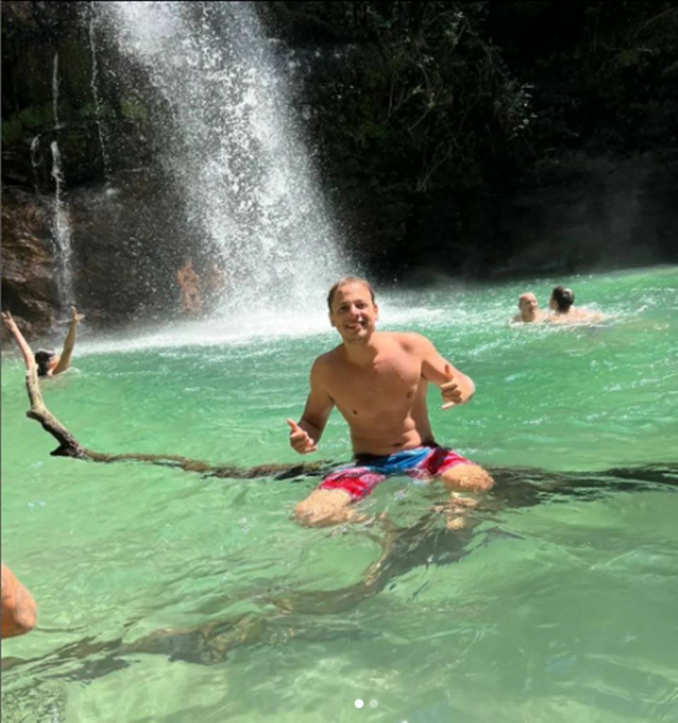 homem na cachoeira
