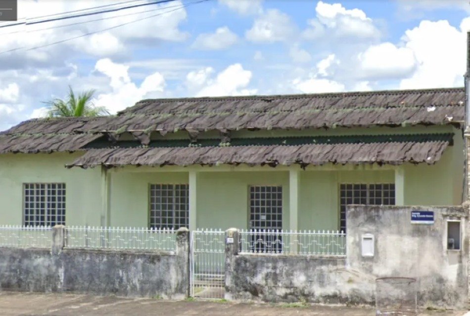 foto colorida de casa verde com telhado amolecido