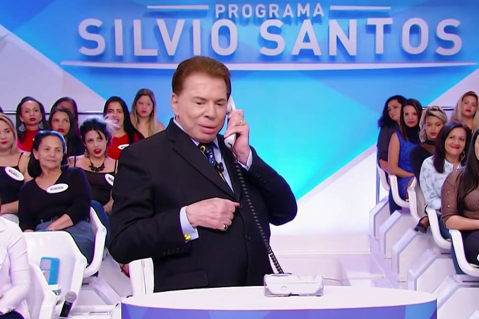 Silvio Santos ao telefone