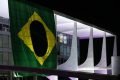 Bandeira do Brasil é estendida na fachada do Palácio do Planalto, no início da noite desta sexta-feira (14/10)