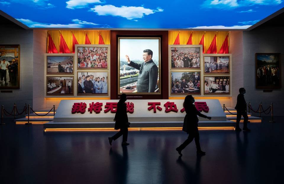 imagem colorida Visitantes passam por uma exposição que mostra imagens do presidente chinês Xi Jinping no Museu do Partido Comunista - Metrópoles