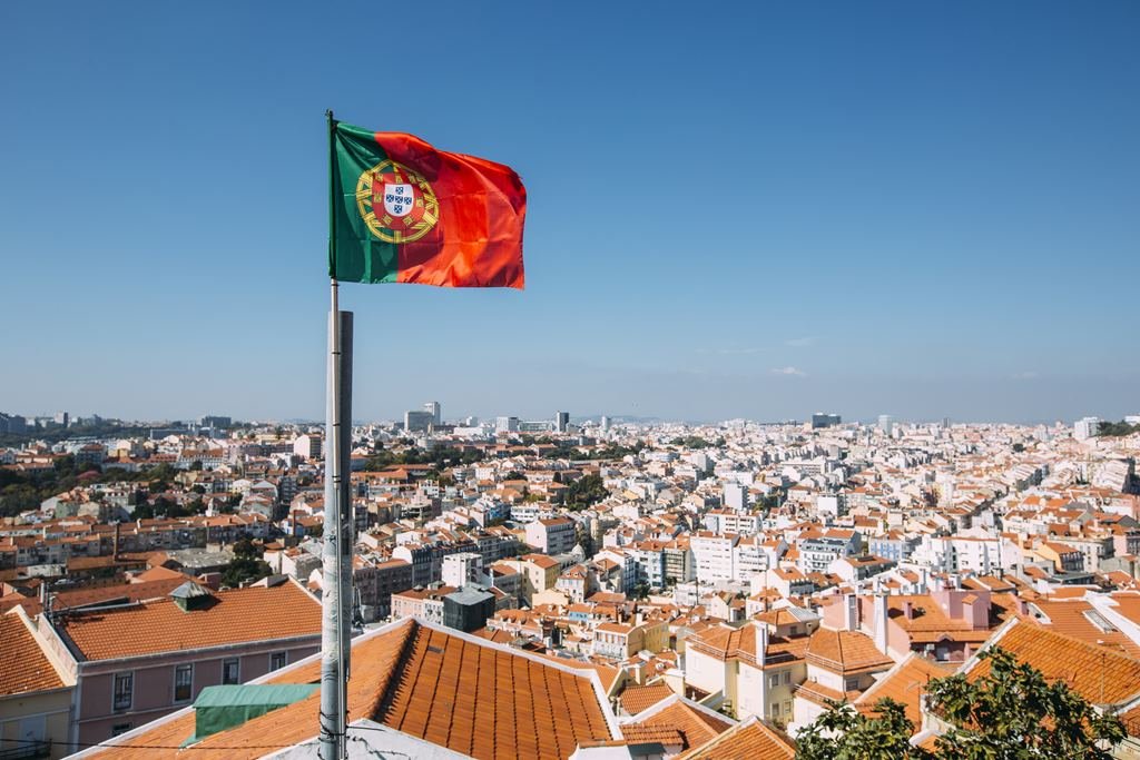 Fotografia colorida de bandeira de Portugal em Lisboa