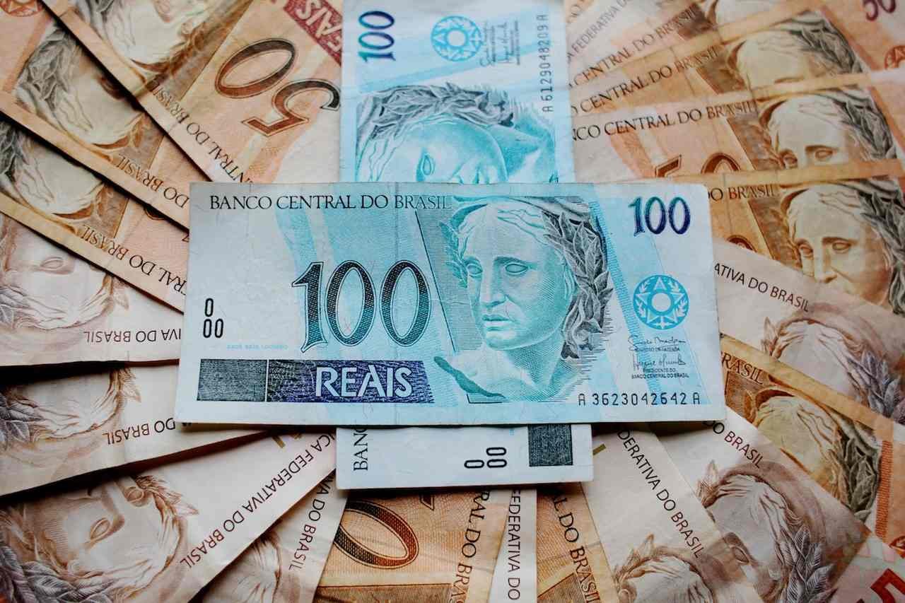 Imagem notas de real no valor de 100 reais e 50 reais | Metrópoles