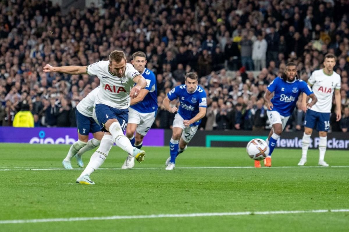 Tottenham vence Everton e 'cola-se' ao Arsenal na Premier