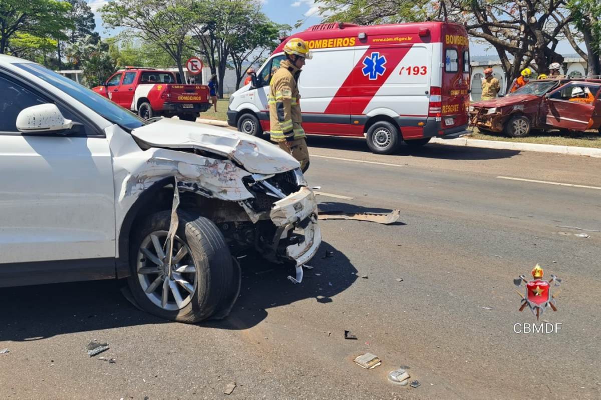 Batida entre Uno e Audi deixa um ferido e fecha trânsito em via do DF
