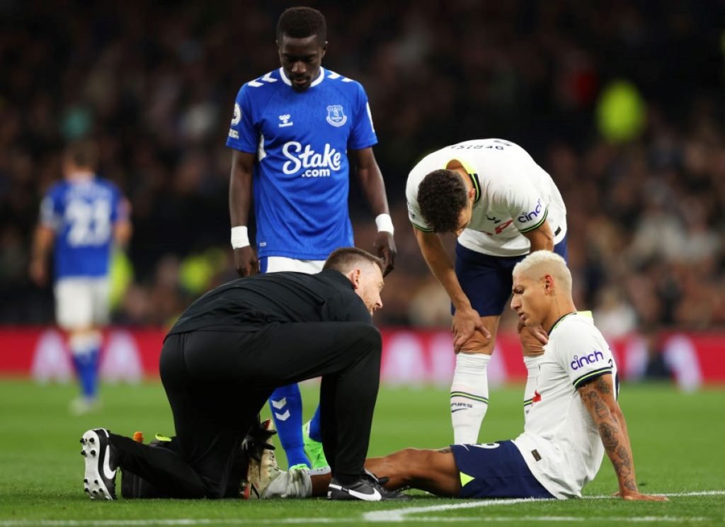 Richarlison sofre lesão e deixa jogo do Tottenham aos quatro