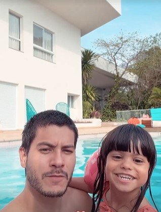 Arthur Aguiar com Maíra após separação