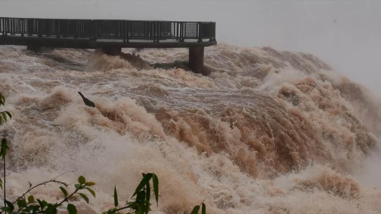 Vídeo: vazão das Cataratas do Iguaçu causa inundações no Paraguai
