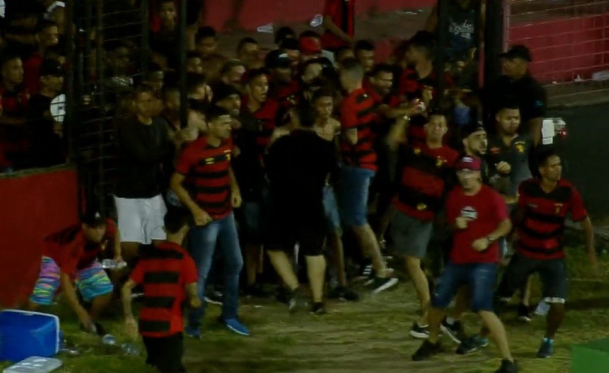 Torcida do Sport invade campo em jogo contra o Vasco(1)