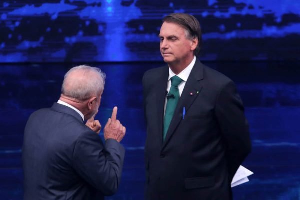 Lula aponta o dedo para Jair bolsonaro durante debate na band eleiçoes 2022