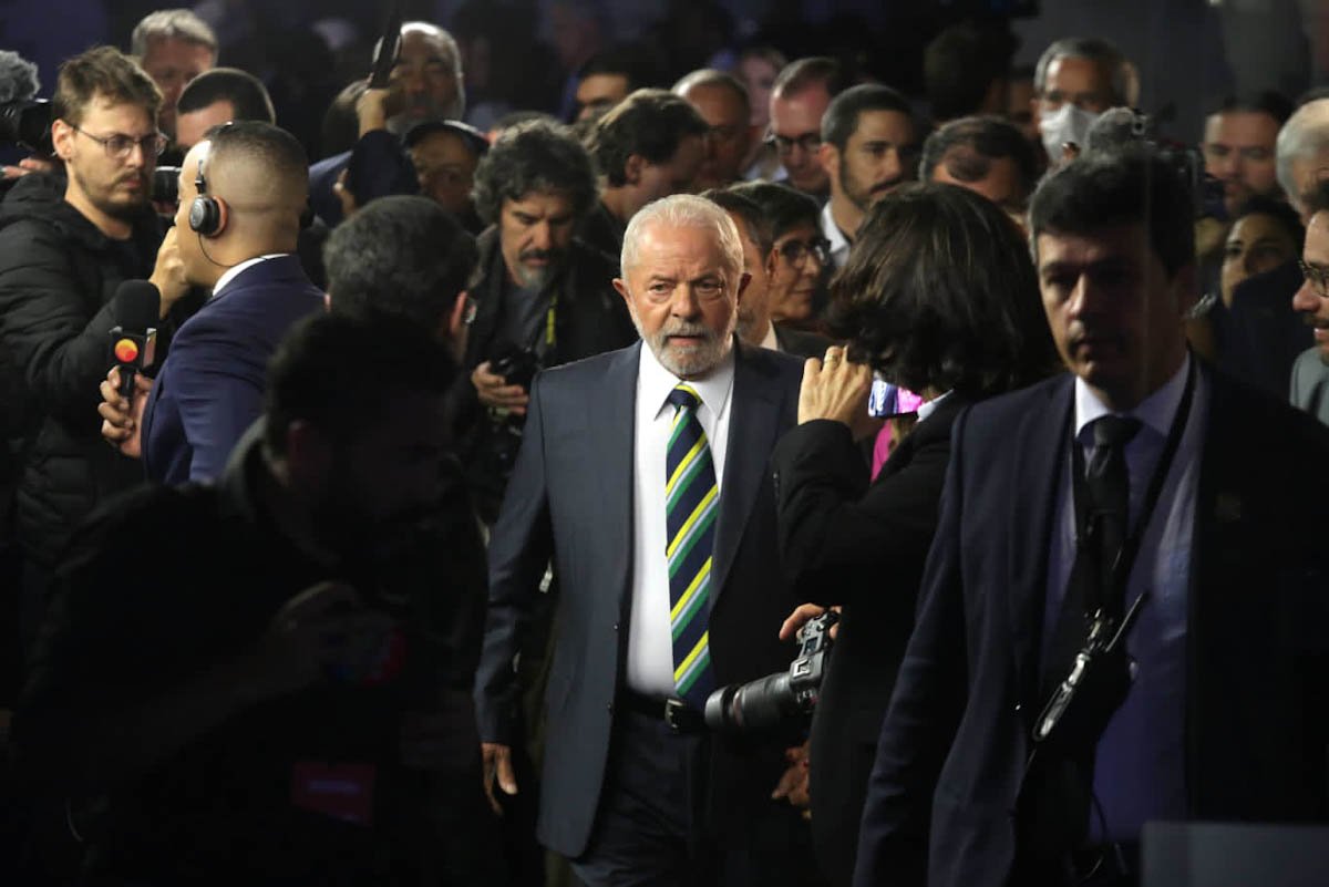 Lula e Jair bolsonaro durante debate na band eleiçoes 2022