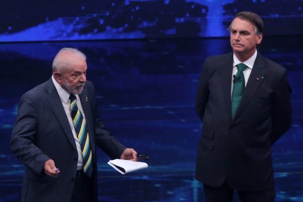 Lula e Jair bolsonaro durante debate na band eleiçoes 2022