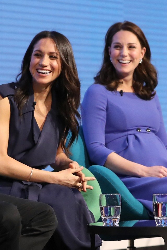 Foto colorida de mulher parda e com vestido preto ao lado de mulher branca, grávida e com vestido azul - Metrópoles