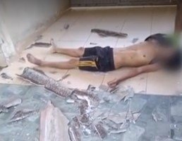 corpo de homem branco magro caído no chão