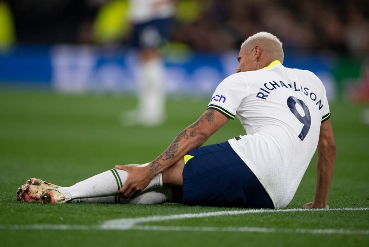 Jogador de futebol inglês se recupera depois de sofrer parada