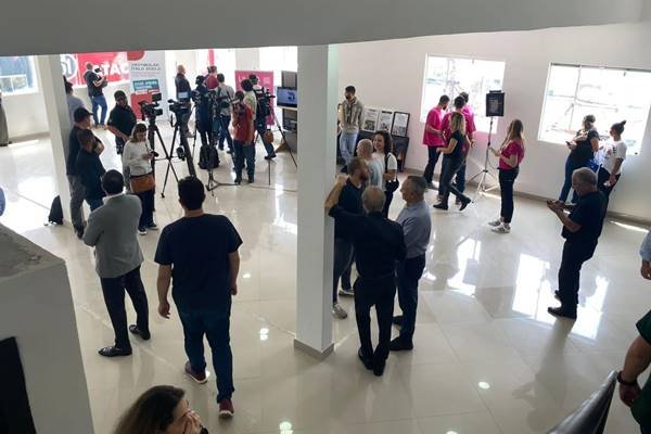 Fotografia colorida de grupo de pessoas em prédio