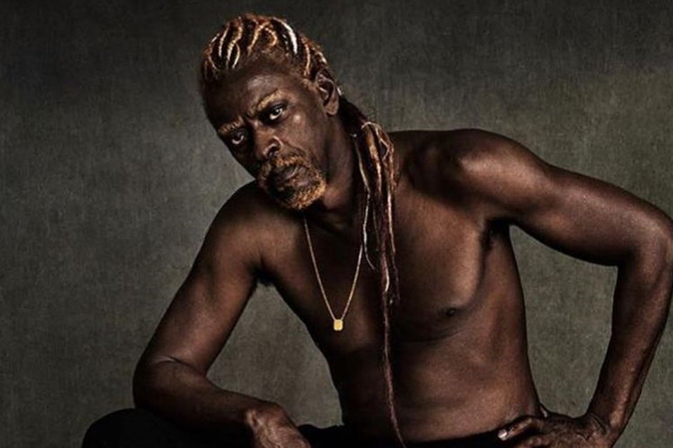 Foto colorida de Seu Jorge