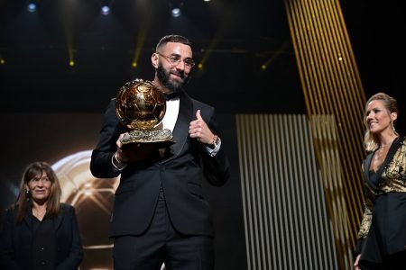 Karim Benzema segurando o prêmio da Bola de Ouro - Metrópoles
