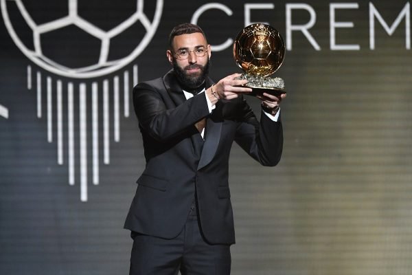 Bola de Ouro: Benzema, do Real Madrid, recebe prêmio de melhor do