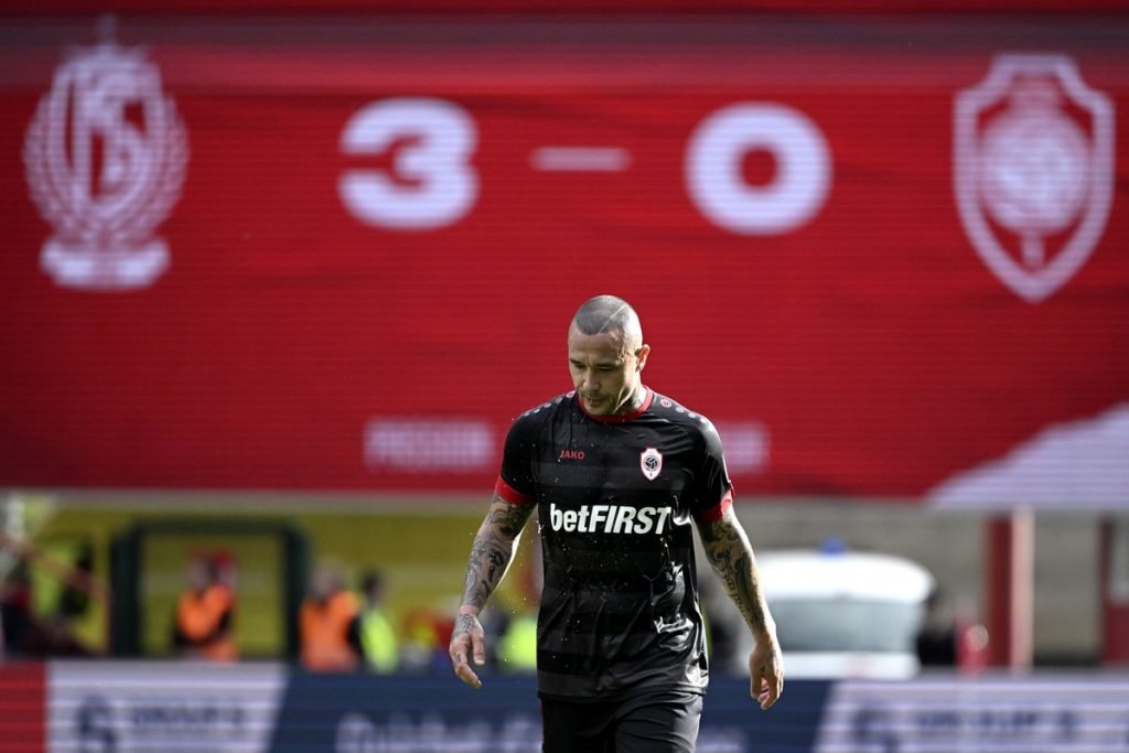 Nainggolan é suspenso de time da Bélgica após fumar no banco de reservas