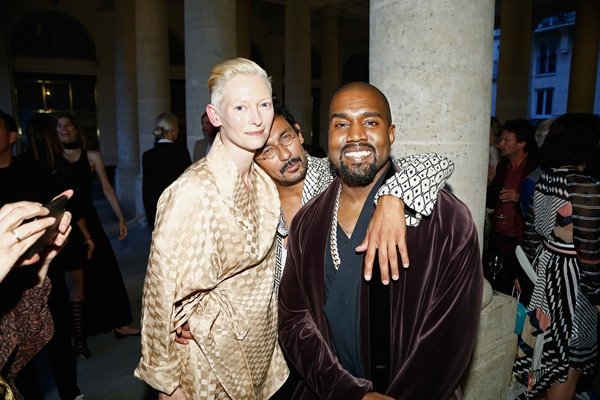 A atriz Tilda Swinton, o estilsita Haider Ackermann e o cantor Kanye West participam de um jantar no Le Grand Vefour como parte da Paris Fashion Week Haute Couture Outono/Inverno 2015/2016 em 7 de julho de 2015 em Paris, França.