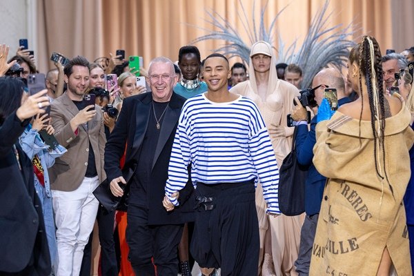 Jean-Paul Gaultier e Olivier Rousteing desfilam durante o desfile Jean-Paul Gaultier Alt-Costura Outono Inverno 2022/2023 como parte da Paris Fashion Week em 06 de julho de 2022 em Paris, França - Metrópoles