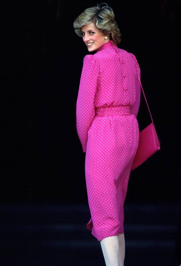 Diana em Roma usando vestido de poá rosa e branco